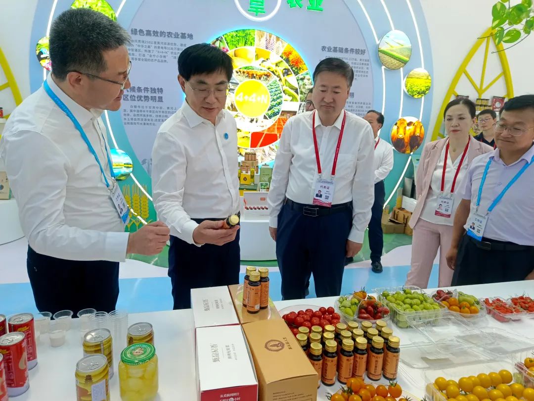 杨建武检查第三十一届兰洽会白银展厅布展工作